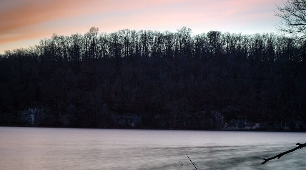 At one point the largest man made lake in the United States, the Lake of the Ozarks is an impressive sight. Situated in the middle of the Ozark range in Missouri, there are plenty of beautiful views and great hikes to explore!