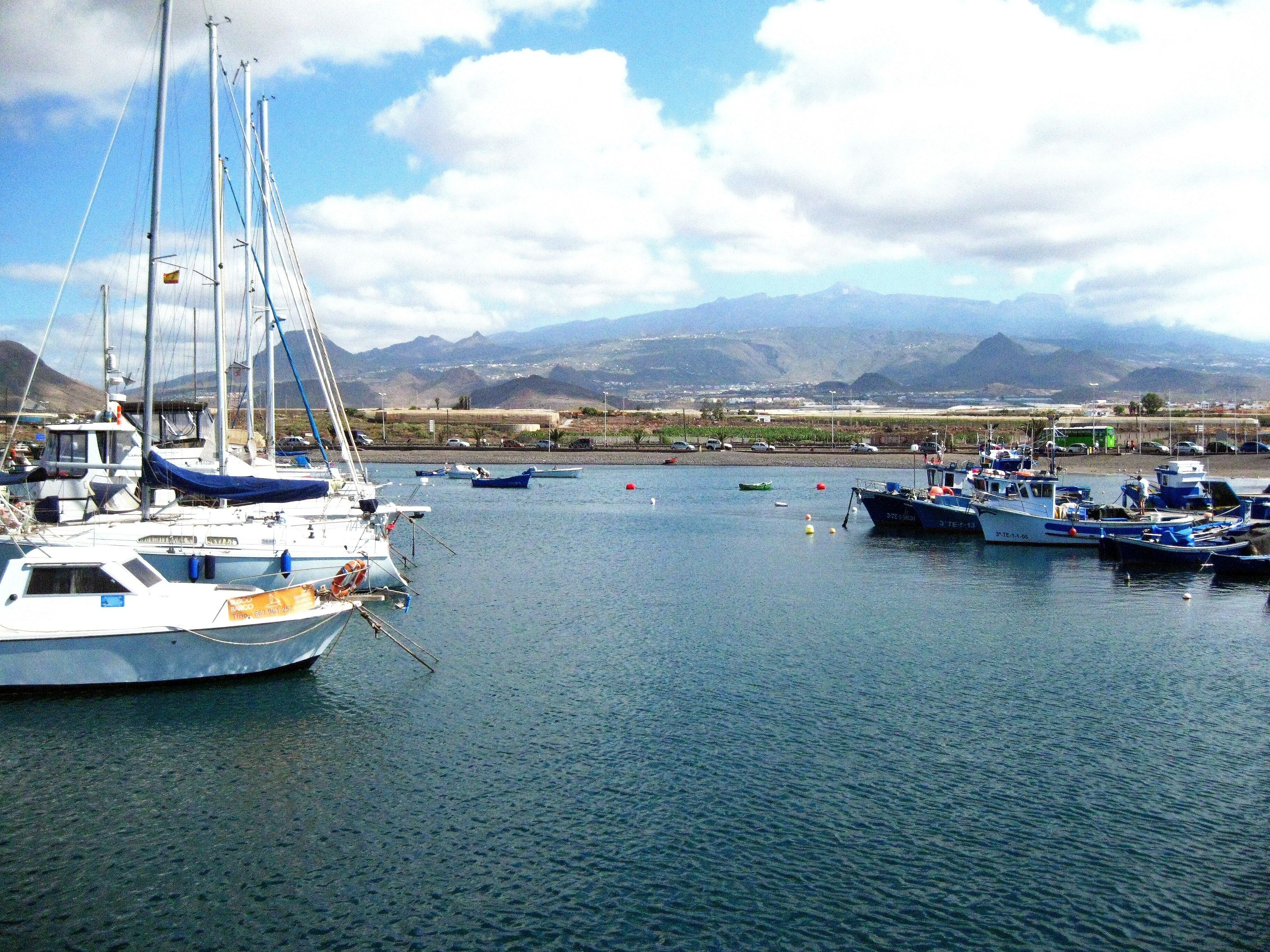 Teneriffa - Süd - La Galletas - Blick über eine moderne Marina zum Teide