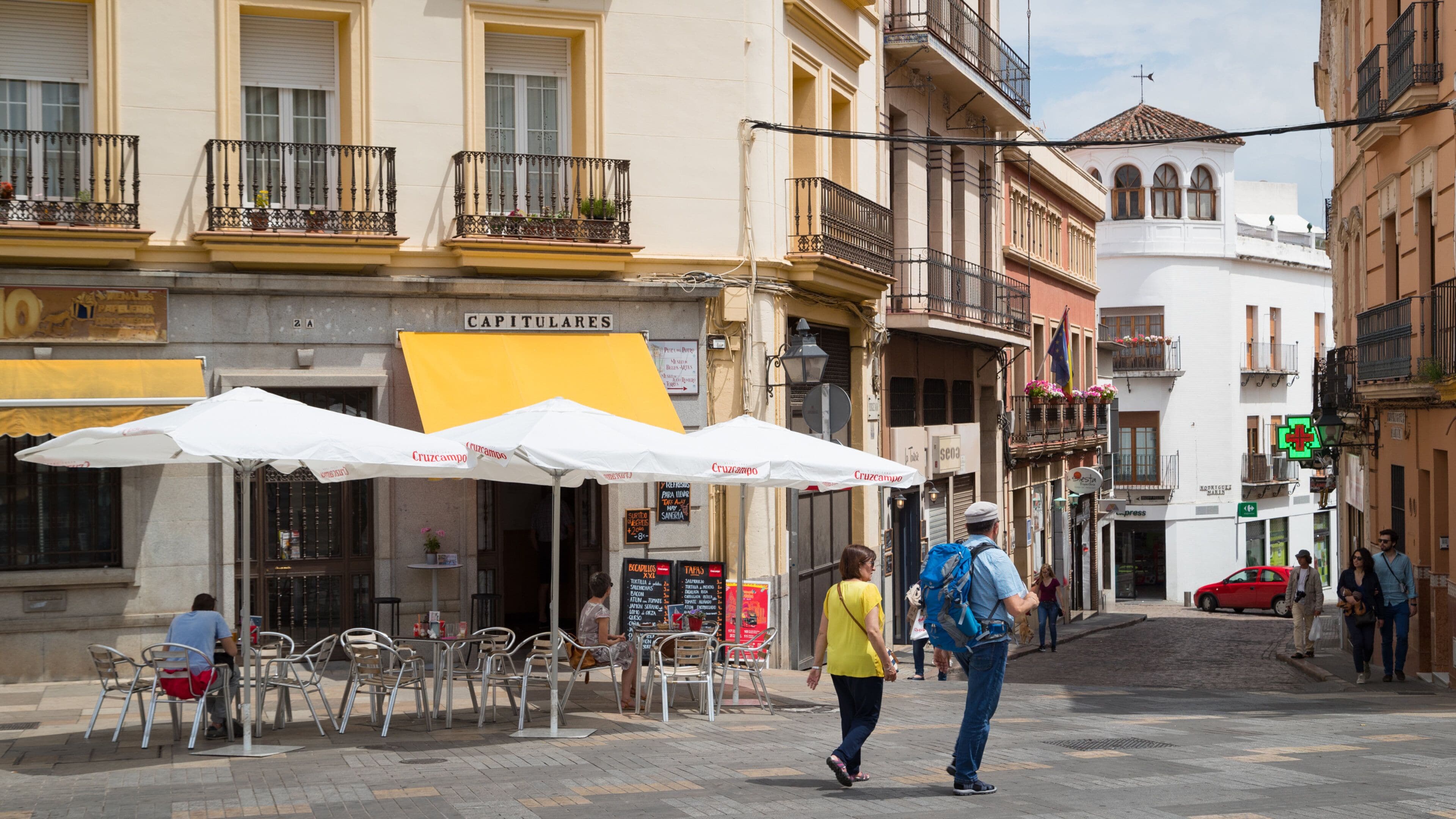 Cordoba Old City showing street scenes as well as a couple