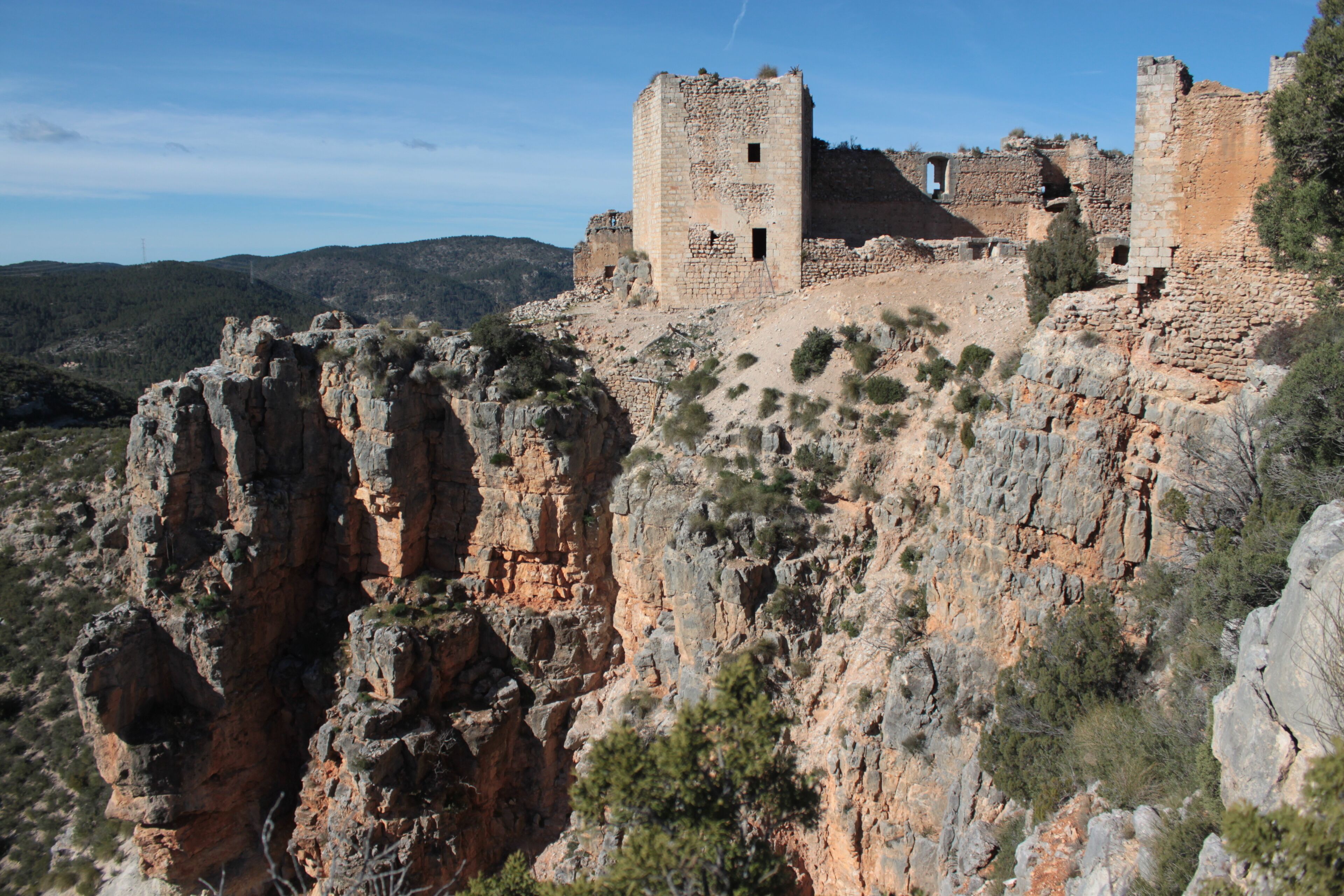 Castillo de Chirel, vista de los torreones occidental yoriental y de las dependencias interiores. Cortes de Pallás, Comunidad Valenciana, España.