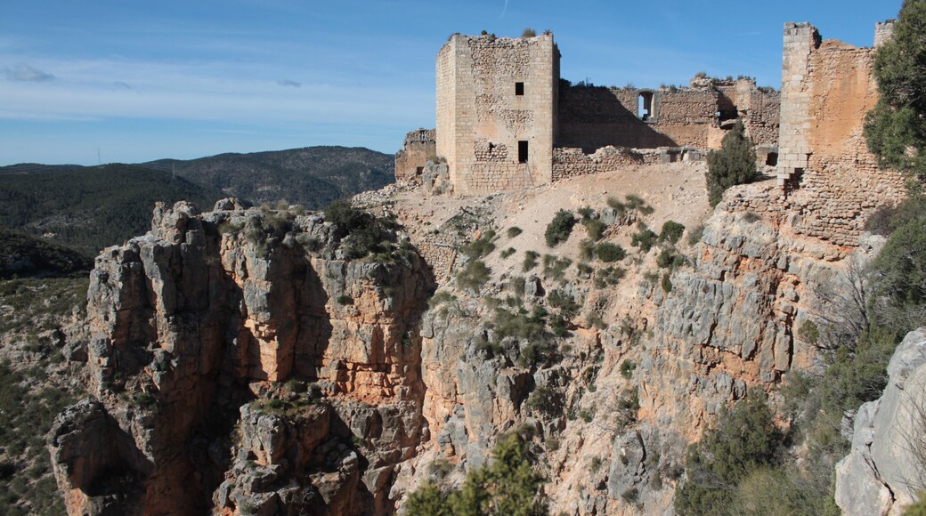Castillo de Chirel, vista de los torreones occidental yoriental y de las dependencias interiores. Cortes de Pallás, Comunidad Valenciana, España.