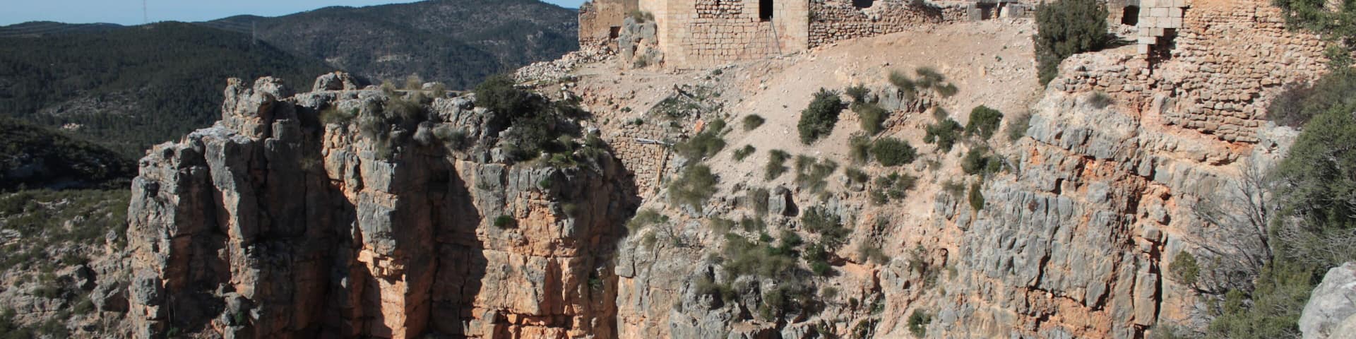 Castillo de Chirel, vista de los torreones occidental yoriental y de las dependencias interiores. Cortes de Pallás, Comunidad Valenciana, España.