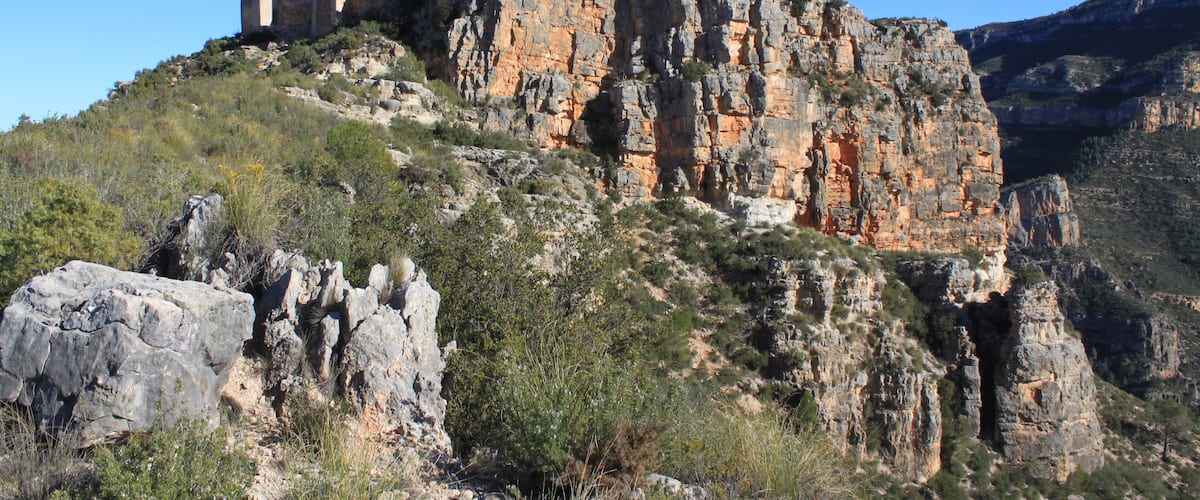 Castillo de Chirel, vista del conjunto desde el suroeste apreciåndose los acantilados del sur de la cerca. Cortes de Pallås, Comunidad Valenciana, España.