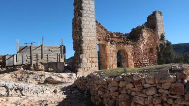 Castillo de Chirel, vista del torreón oriental y de los restos en proceso de rehabilitación de la muralla este. Cortes de Pallás, Comunidad Valenciana, España.