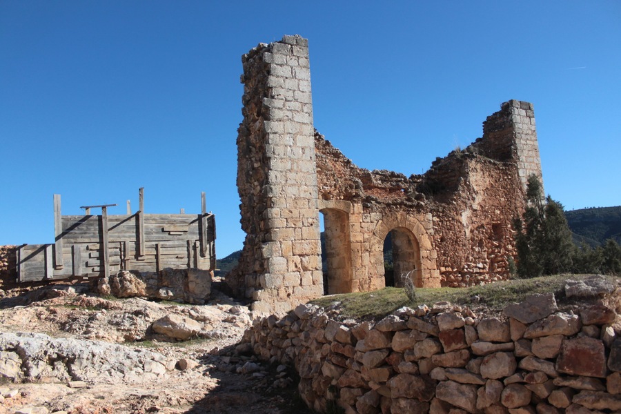 Castillo de Chirel, vista del torreón oriental y de los restos en proceso de rehabilitación de la muralla este. Cortes de Pallás, Comunidad Valenciana, España.