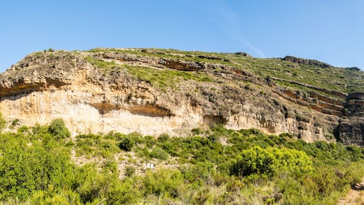 Une montagne escarpée, avec un sentier de terre qui monte jusqu'au sommet.