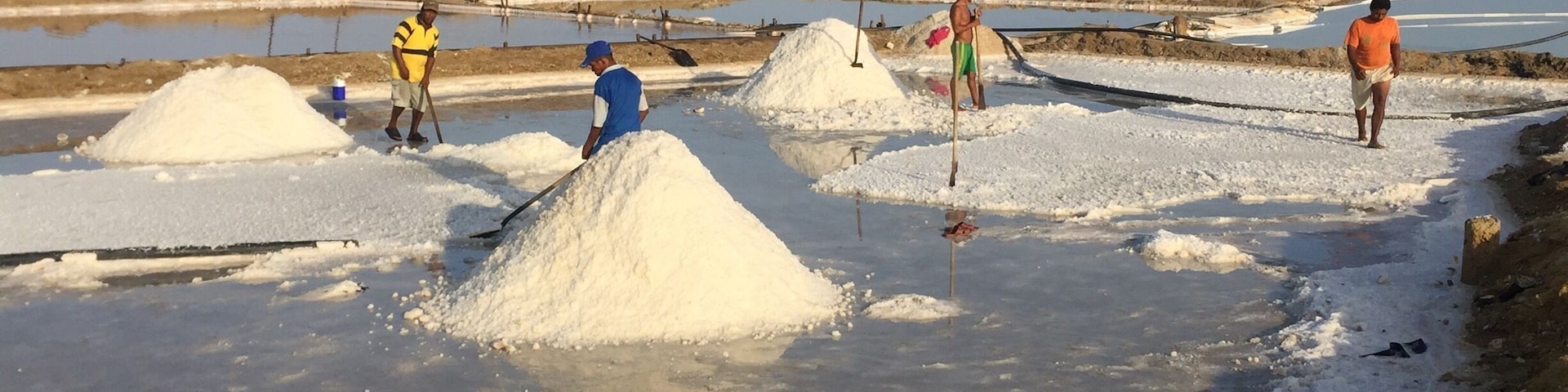 People collect the mineral in the salt ponds of Manaure, up early to avoid the heat. The landscape in this area, measuring 4,200 hectares, is covered by salt hills reflected in water wells.