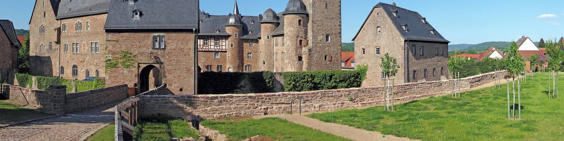 Schloss Steinau, im hessischen Steinau an der Straße gelegen, entstand in mehreren Bauabschnitten überwiegend im 16. Jahrhundert und diente den Herren und Grafen von Hanau als Nebenresidenz. Es handelt sich um die größte und am besten erhaltene Schlossanlage der Frührenaissance in Hessen.