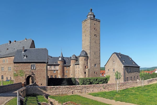 Schloss Steinau, im hessischen Steinau an der StraĂe gelegen, entstand in mehreren Bauabschnitten ĂŒberwiegend im 16. Jahrhundert und diente den Herren und Grafen von Hanau als Nebenresidenz. Es handelt sich um die gröĂte und am besten erhaltene Schlossanlage der FrĂŒhrenaissance in Hessen.