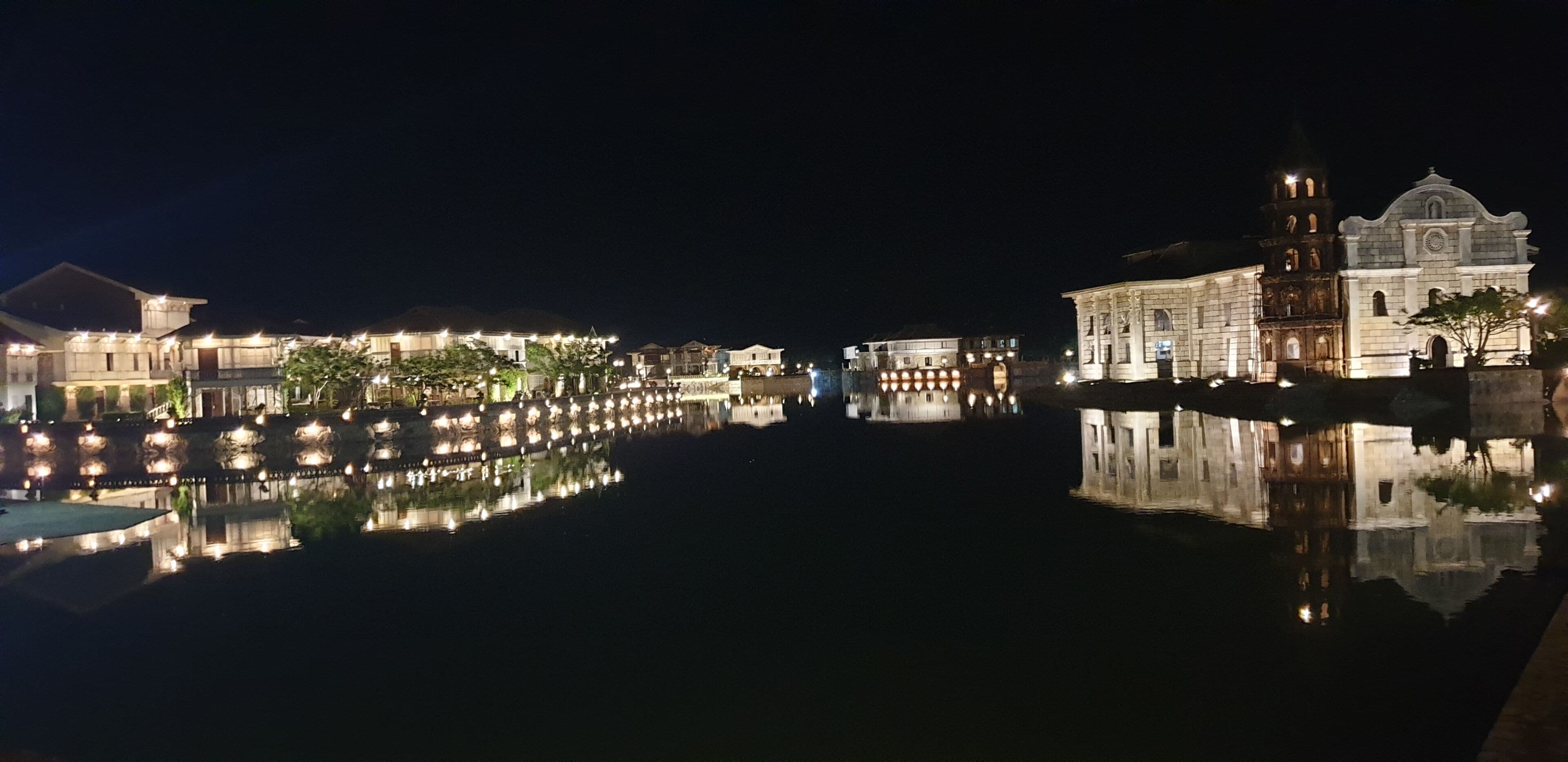 Mirror shot in the night view of the heritage casas .