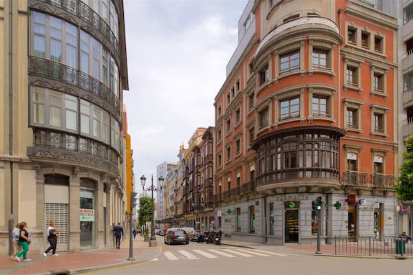 Calle Uria featuring heritage elements and a city