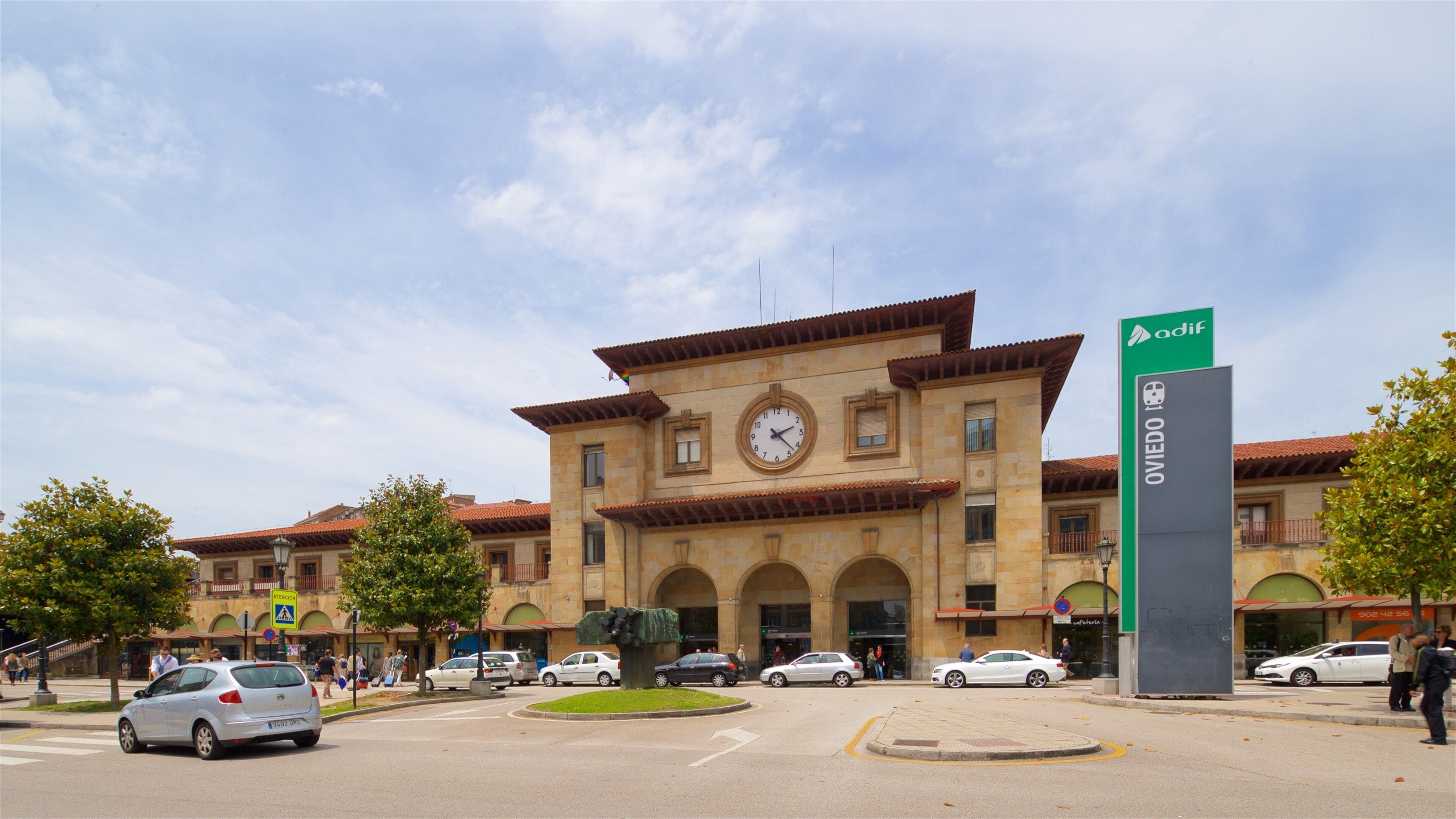 Calle Uria which includes heritage architecture