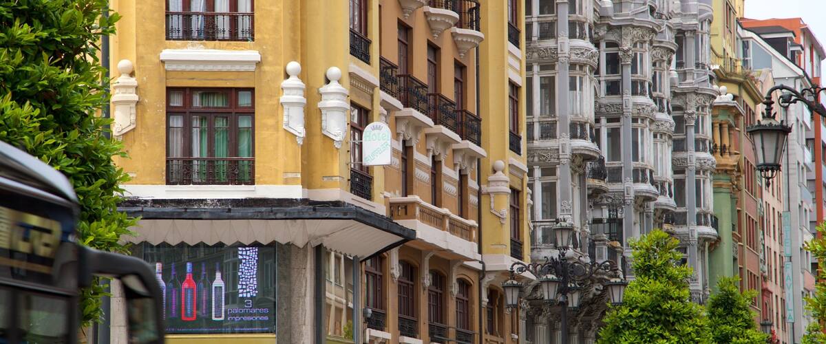 Calle Uria showing heritage elements and a city