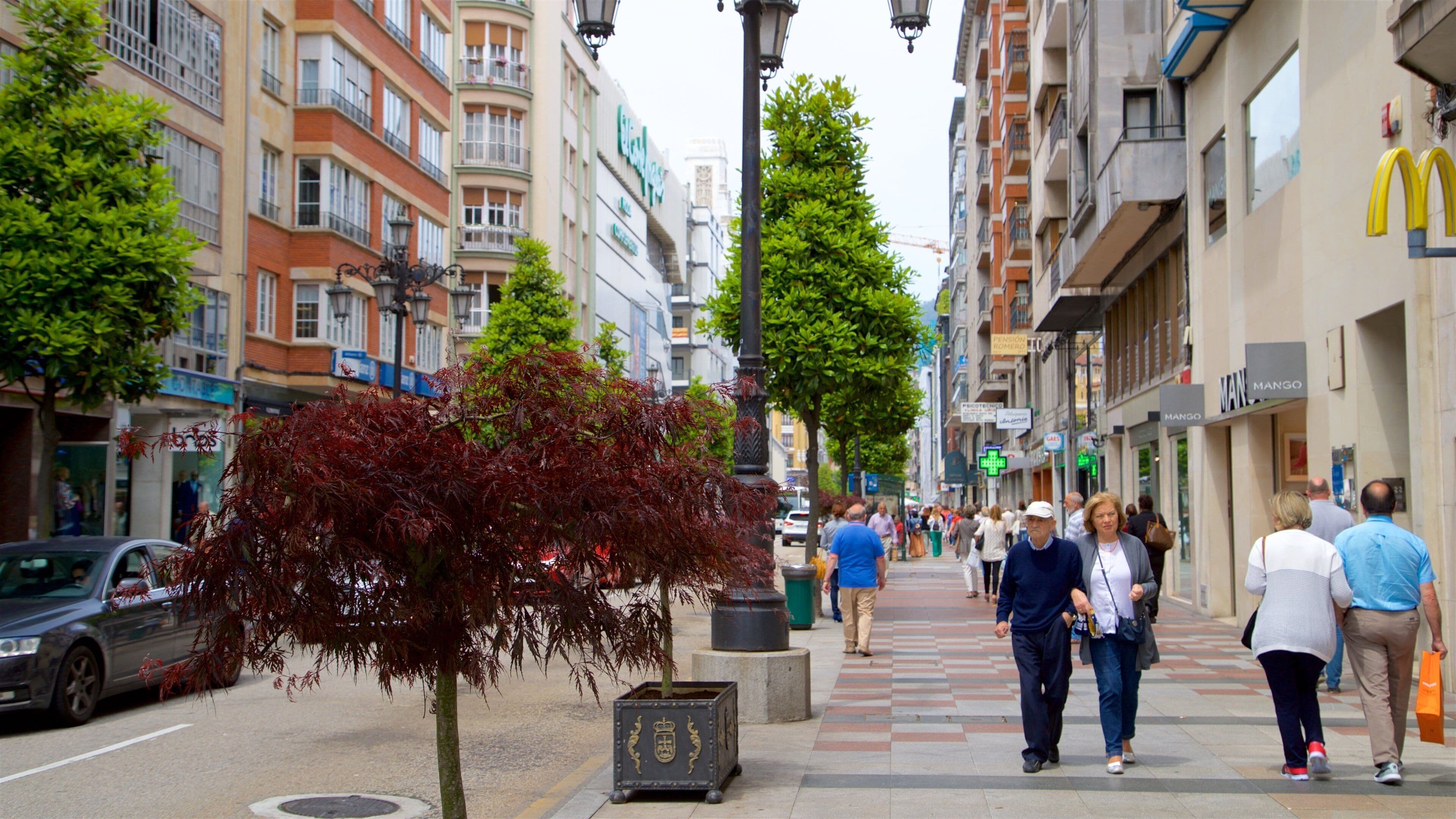 Calle Uria bevat een stad en straten en ook een klein groepje mensen