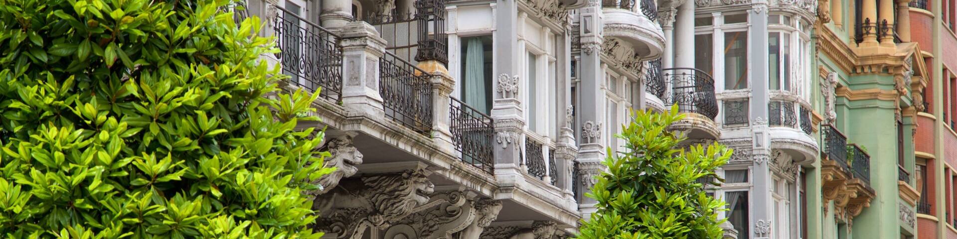 Calle Uria which includes heritage elements and a city