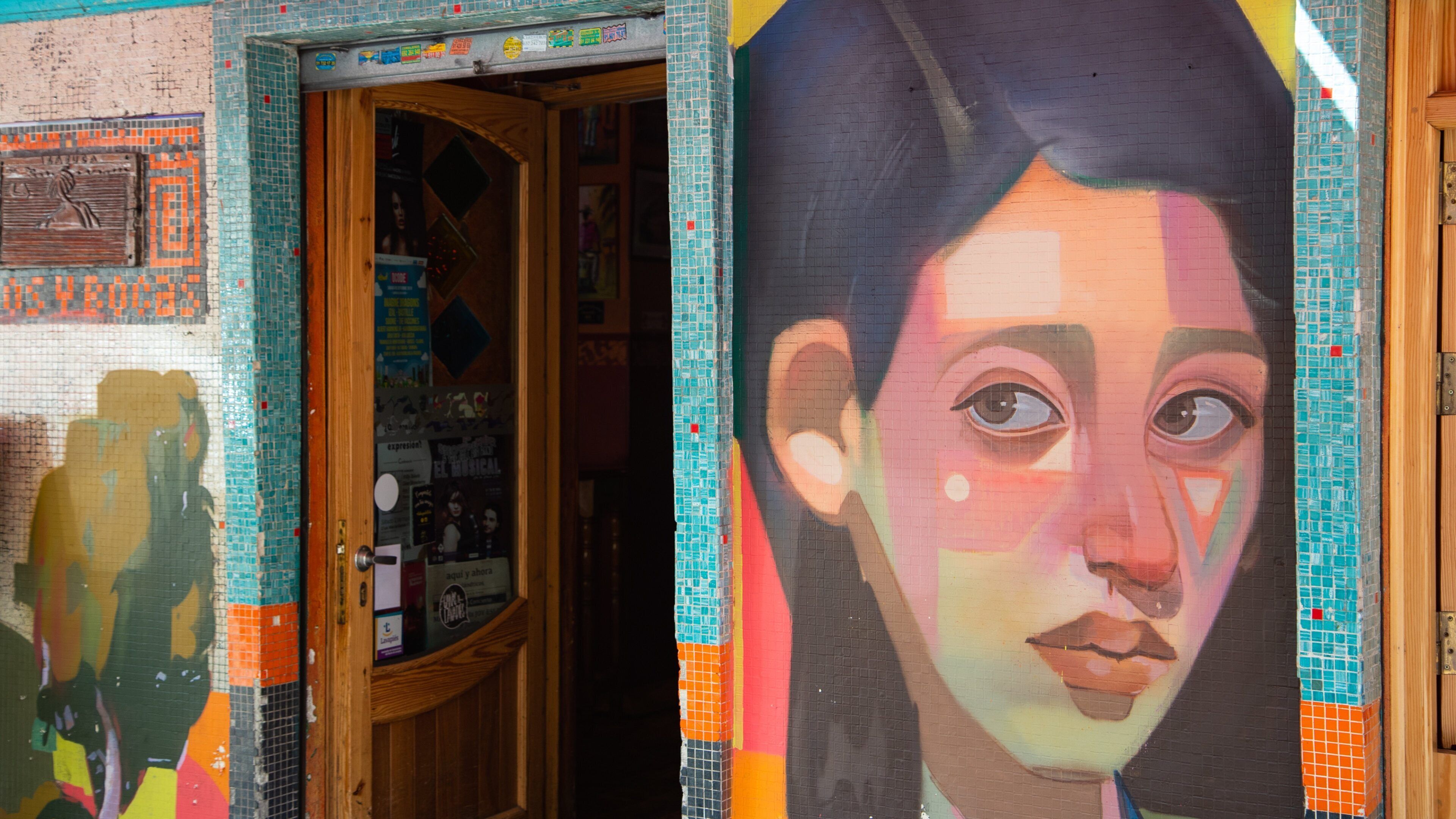 Lavapiés showing outdoor art