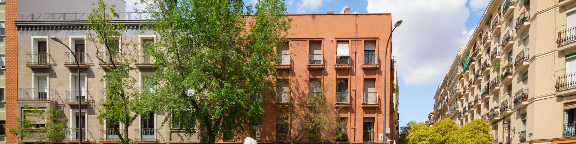 Lavapies featuring a fountain