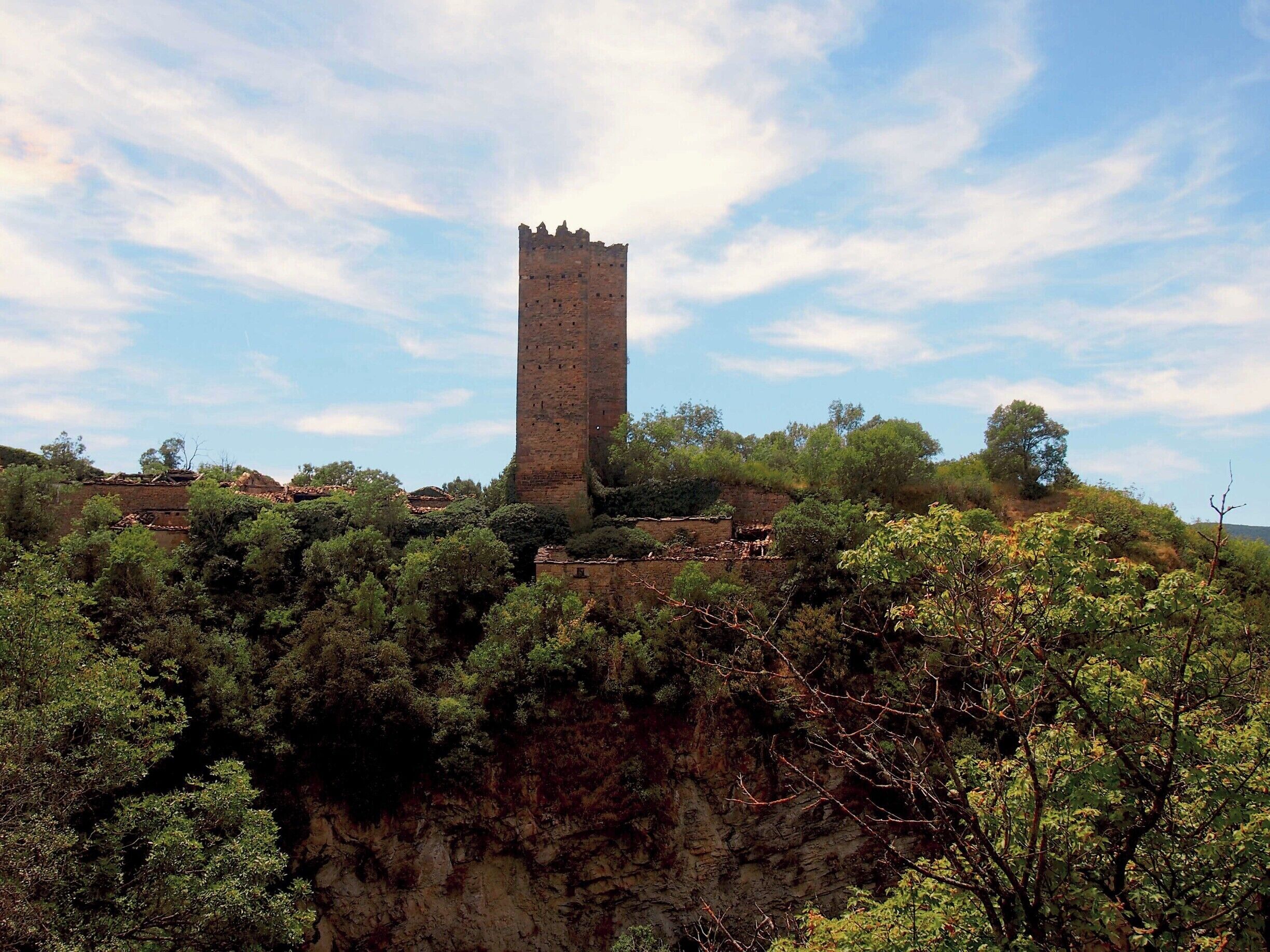 Ruesta is nothing but an old deserted castle atop of a mountain, but it was recently partly renovated to accommodate pilgrims.
#caminodesantiago   

DAY 3 - RUESTA http://www.endoftherainbow.net/blogita/giorno5km53ruesta