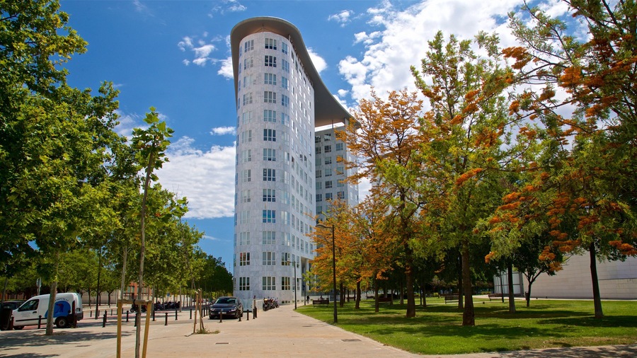 Benicalap featuring modern architecture and a park