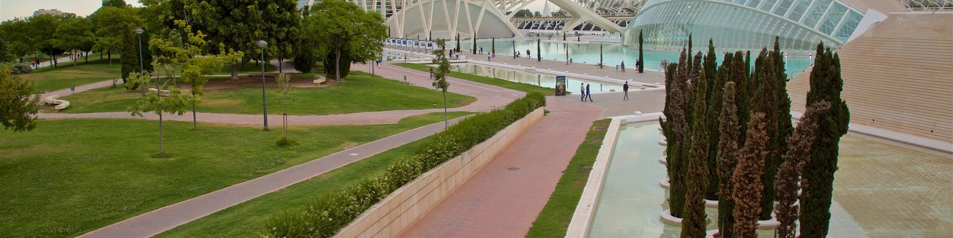 Camins al Grau showing a pool, modern architecture and a sunset