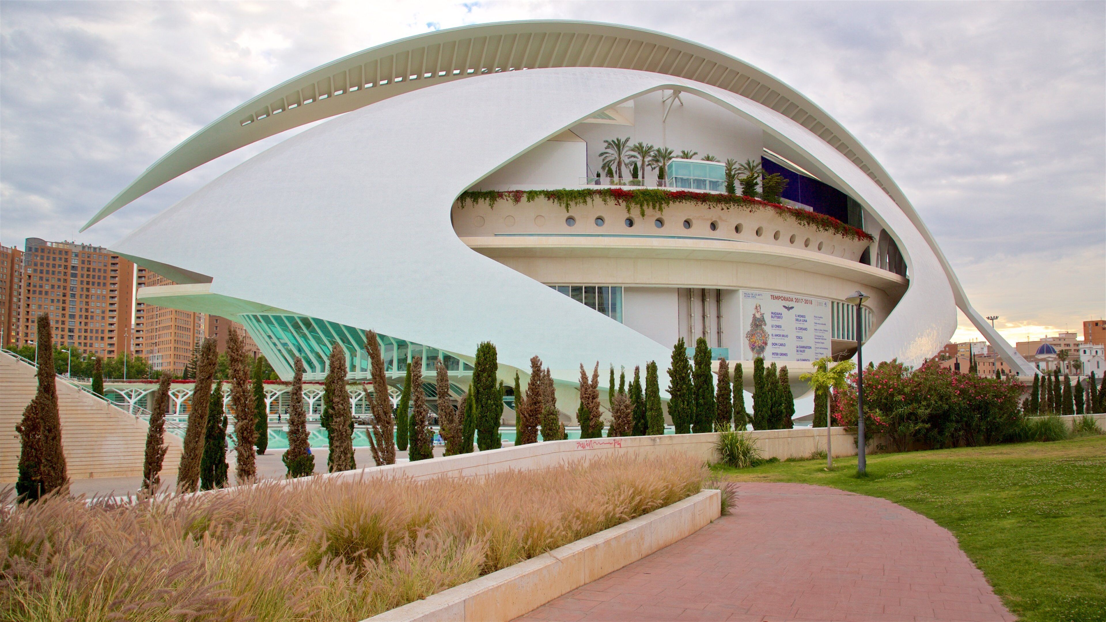 Camins al Grau showing modern architecture