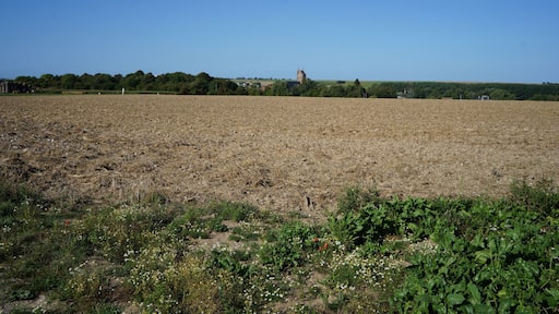 L'église de Feuchy vue de Houdain Lane Cemetery, Pas-de-Calais .- Nord-Pas-de-Calais-Picardie