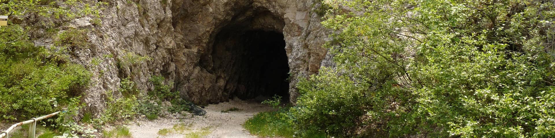 Centa San Nicolò (Italy): the old tunnel at Valico della Fricca (next to the new one), now in disuse.