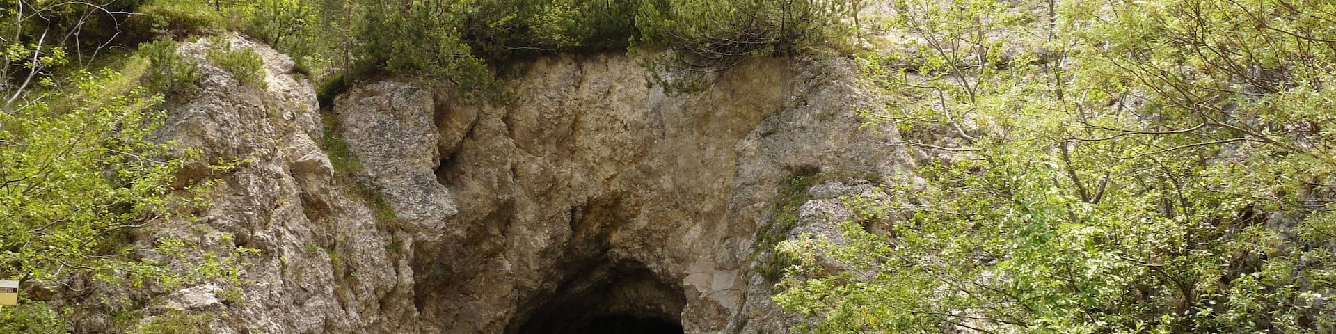 Centa San Nicolò (Italy): the old tunnel at Valico della Fricca (next to the new one), now in disuse.