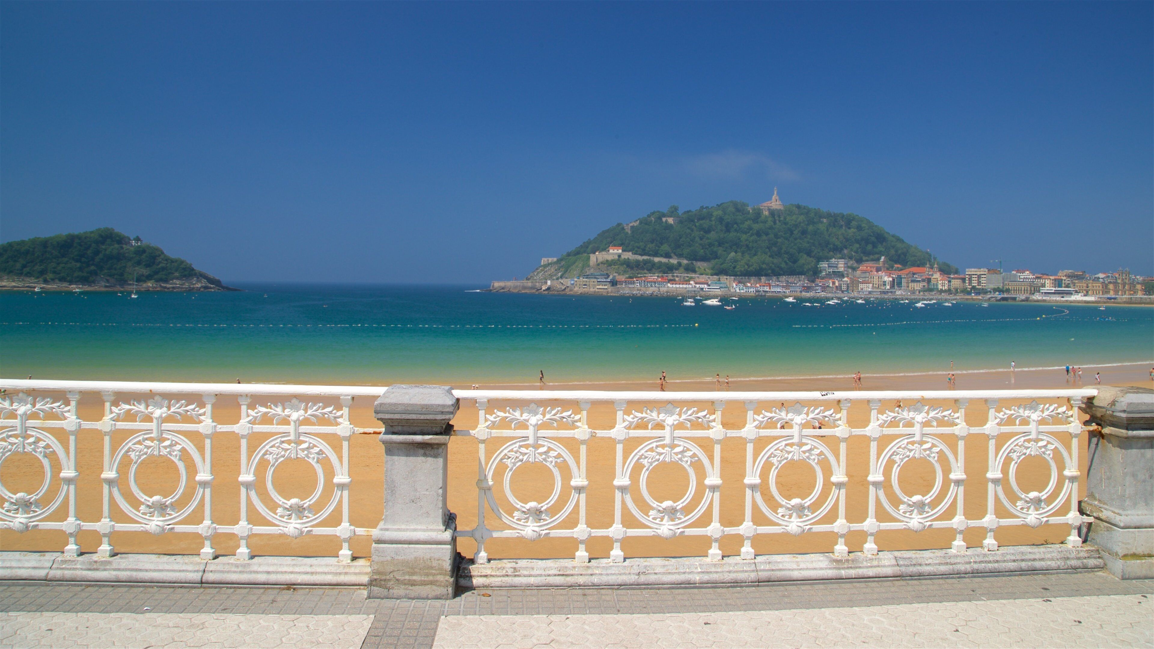 Concha Promenade featuring a coastal town, a beach and a bay or harbour