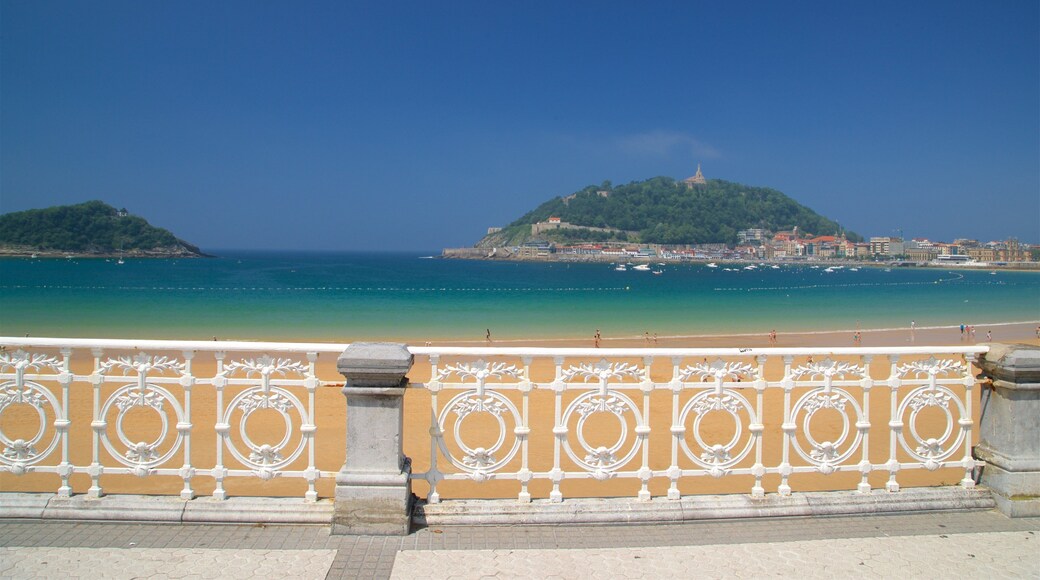 Concha Promenade featuring a coastal town, a beach and a bay or harbour