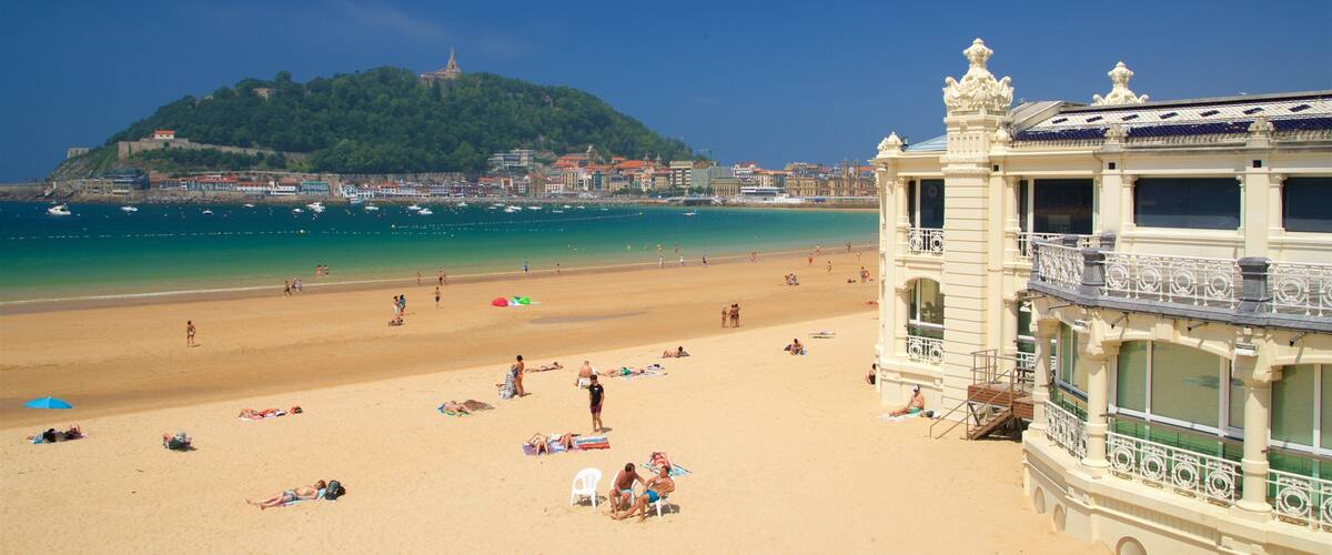 Concha Promenade showing a coastal town, general coastal views and a beach