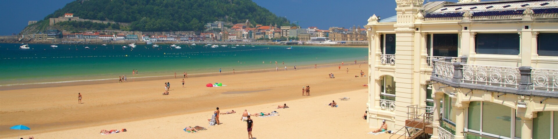 Concha Promenade showing a coastal town, general coastal views and a beach