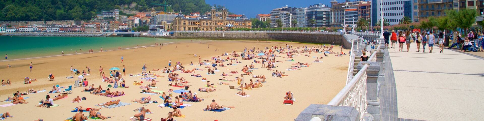 Promenade von La Concha mit einem Küstenort, Strand und allgemeine Küstenansicht