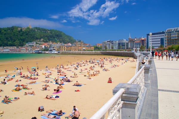 Passeio de la Concha que inclui uma praia, uma cidade litorânea e paisagens litorâneas