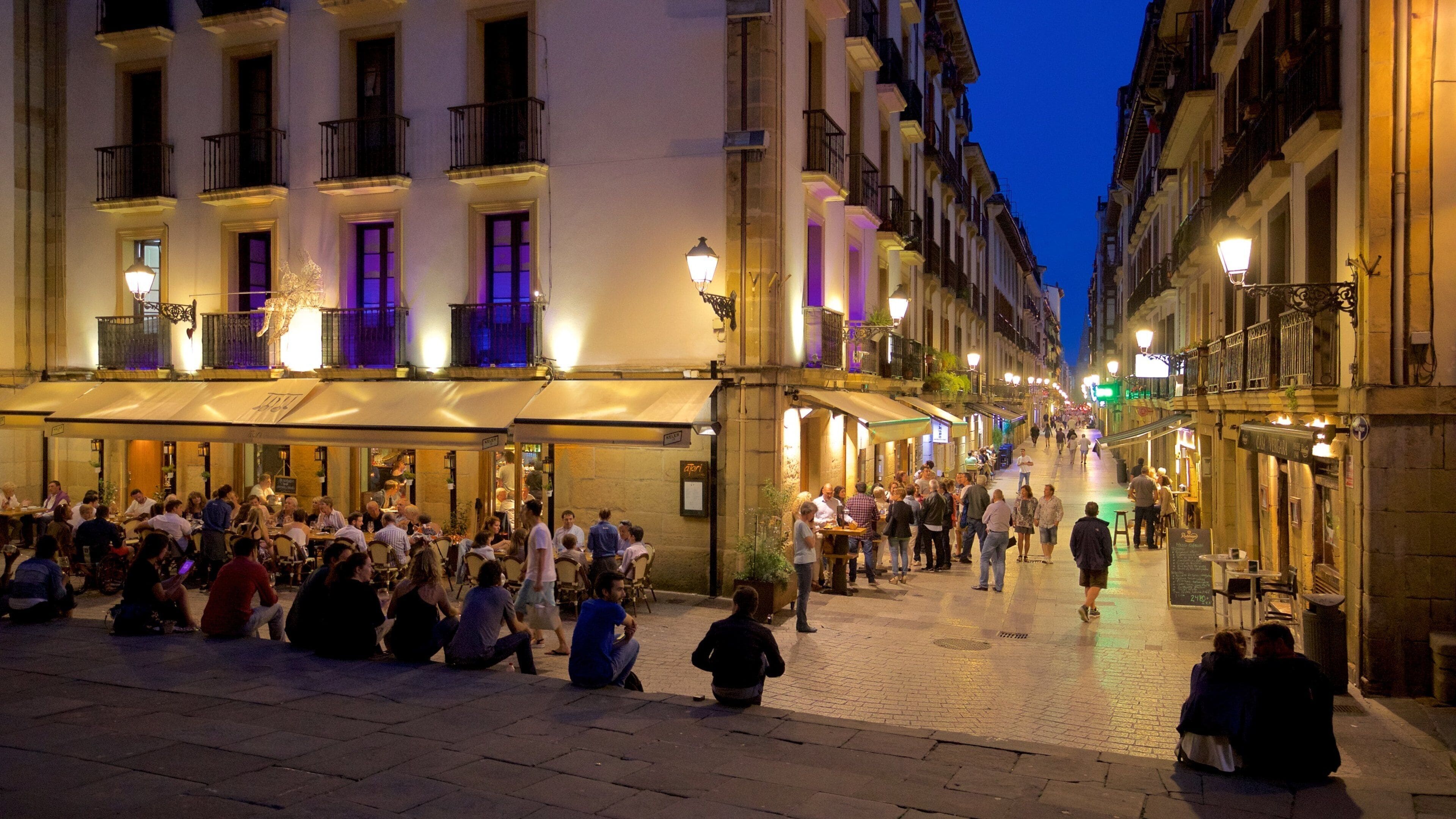 Vieille ville qui includes scènes de rue, scènes de nuit et ville