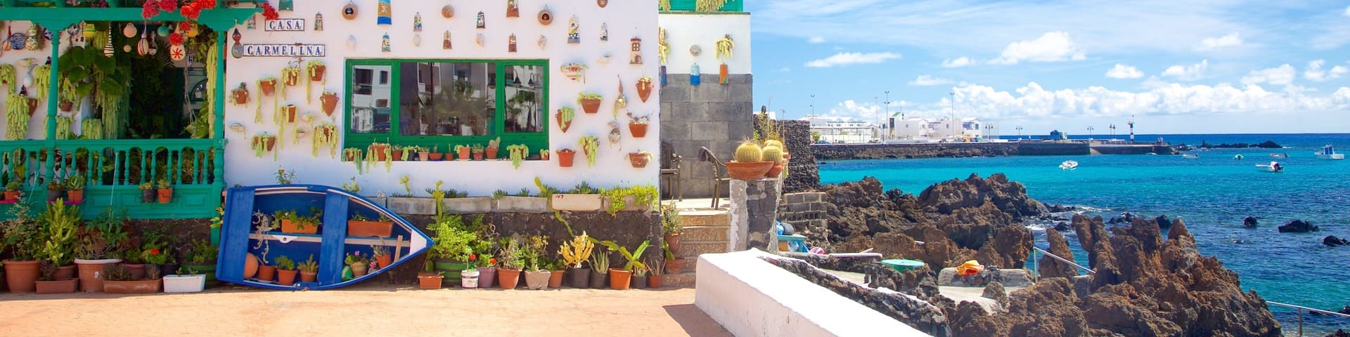 Lanzarote qui includes cĂŽte rocheuse, vues littorales et ville cĂŽtiĂšre