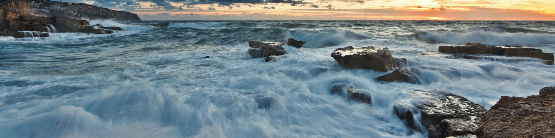 Días con aire, atardeceres de otoño, la combinación perfecta para desatar la fuerza del mar en un escenario idílico. Photoshop Info - Capa de Niveles para las rocas - Capa de Saturación para el cielo - Capa de Curvas para resaltar el contraste global