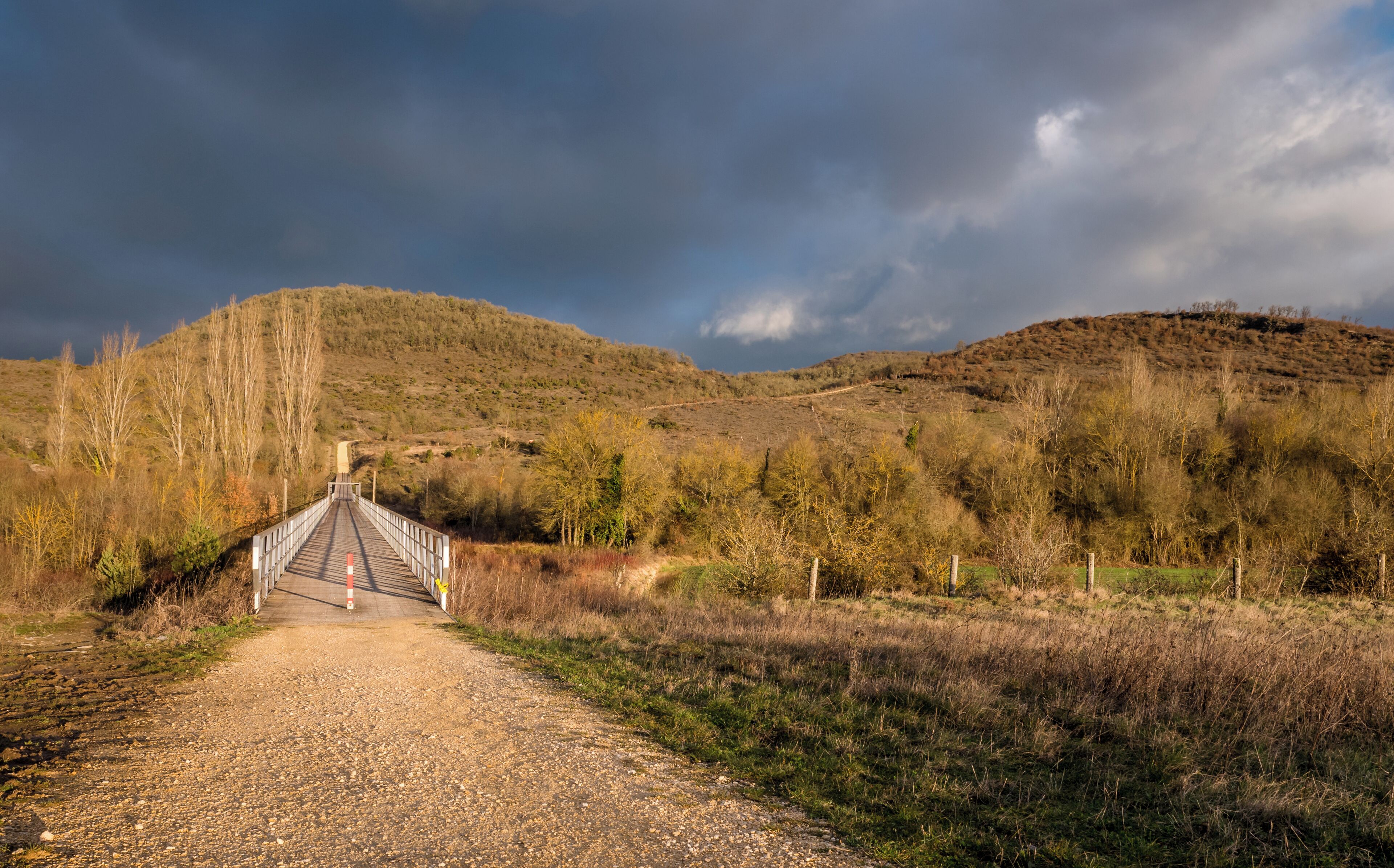 Ullibarri Reservoir Loop Trail, near the concrete dam. Álava, Basque Country, Spain
