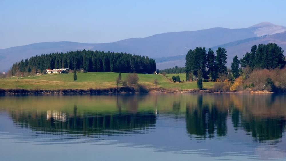 Reflejo en el lago de Legutiano, Alava (Spain)
