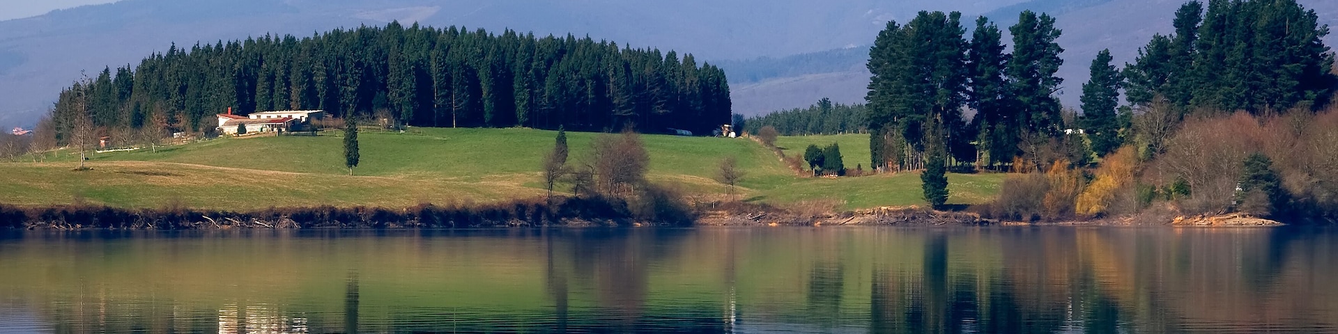 Reflejo en el lago de Legutiano, Alava (Spain)