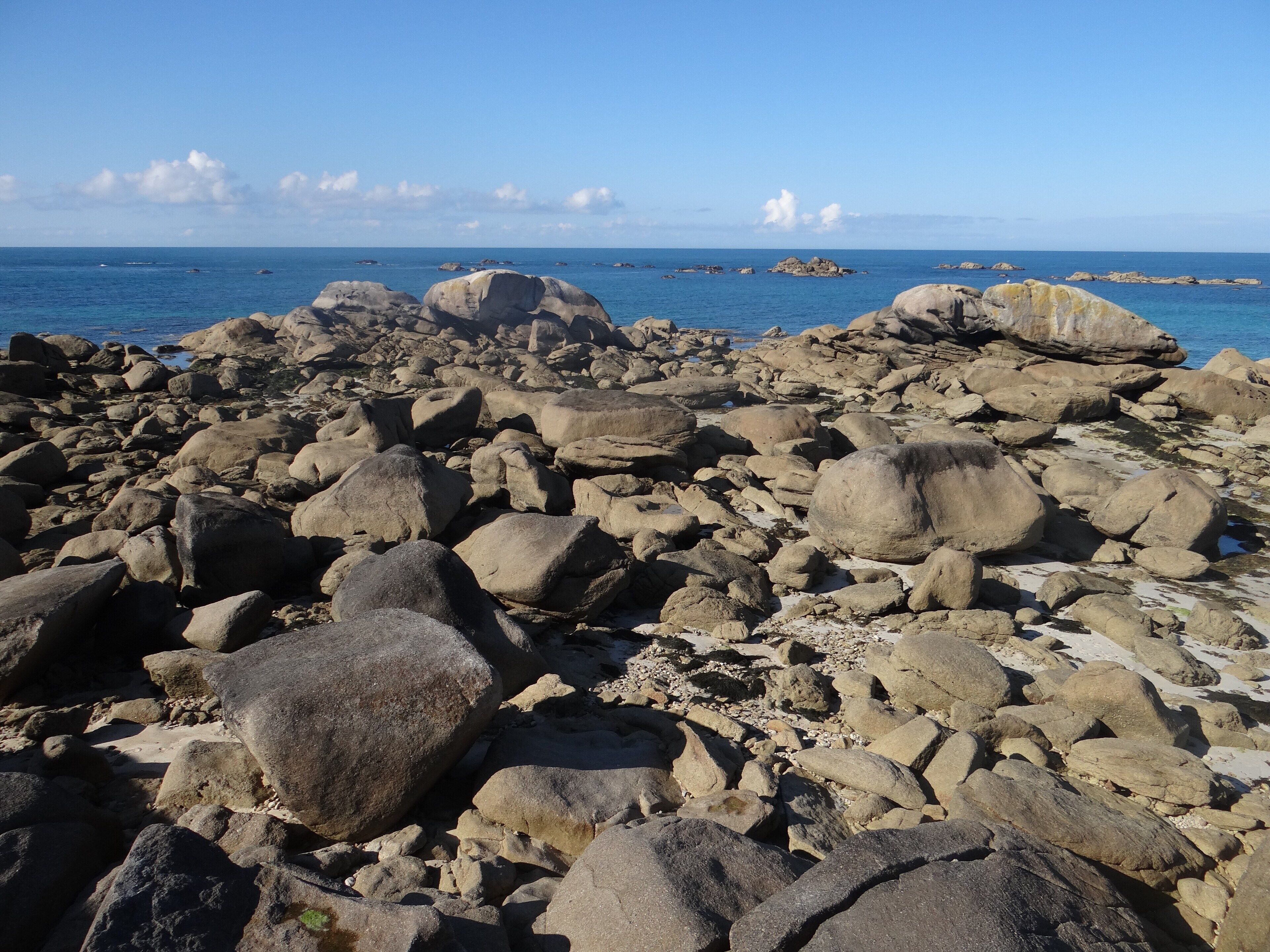Rochers près du phare de Pontusval, Brignogan-Plages, Finistère, France.