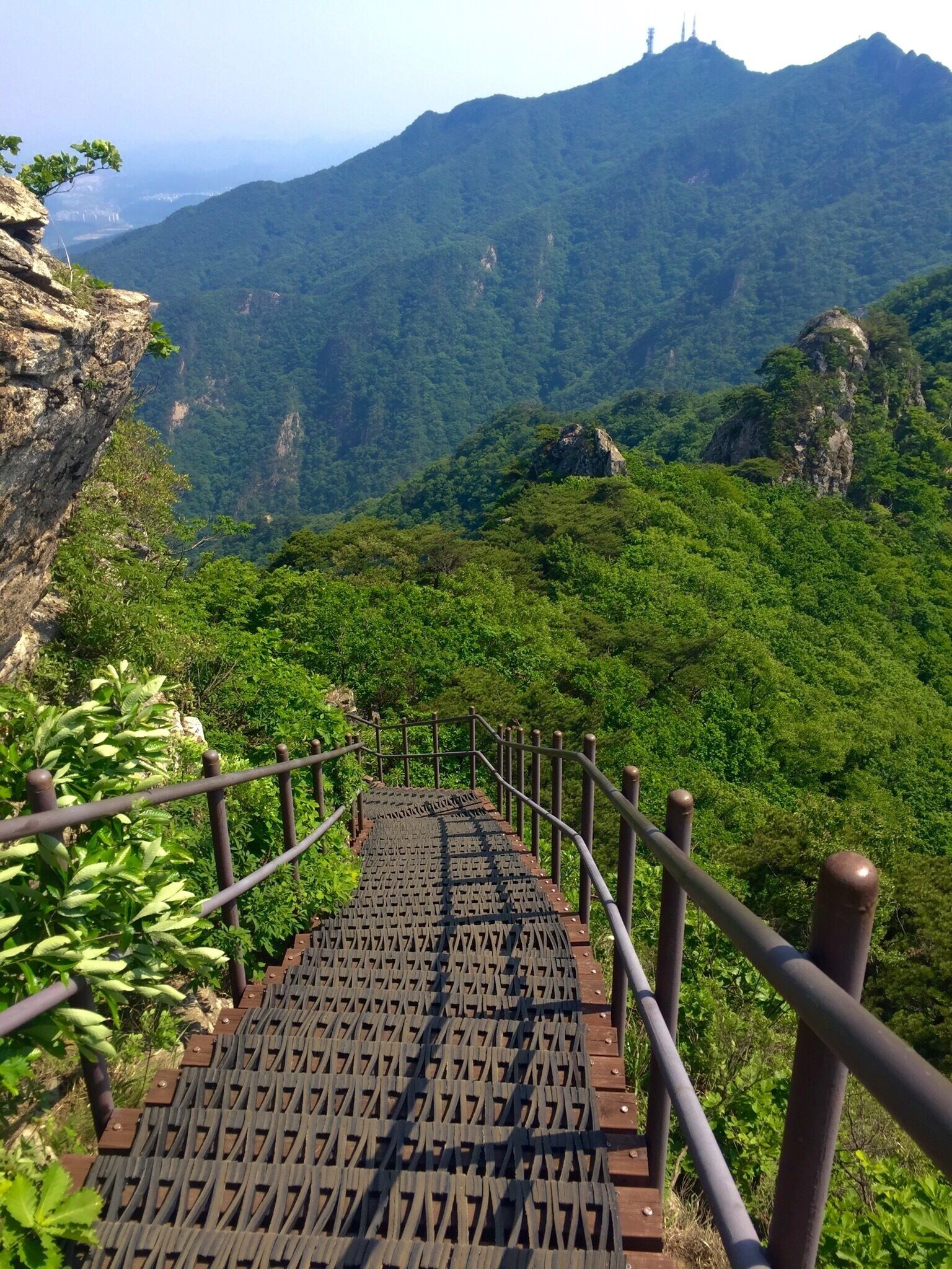 This amazing park has so much to offer, from
Awe-inspiring mountain views to beautiful Buddhist mountain temples and monasteries, waterfalls and pagodas... If you find yourself near Daejeon... Gyeryongsan National Park is a must and an easy bus trip from the city.

#hiking
