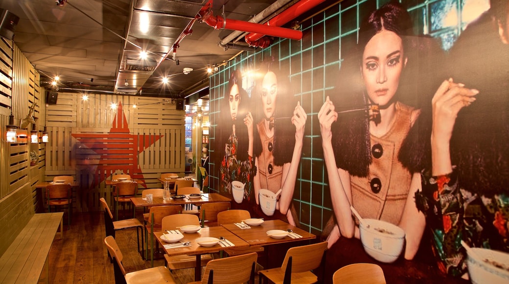 Florentin mostrando vistas de interior y arte