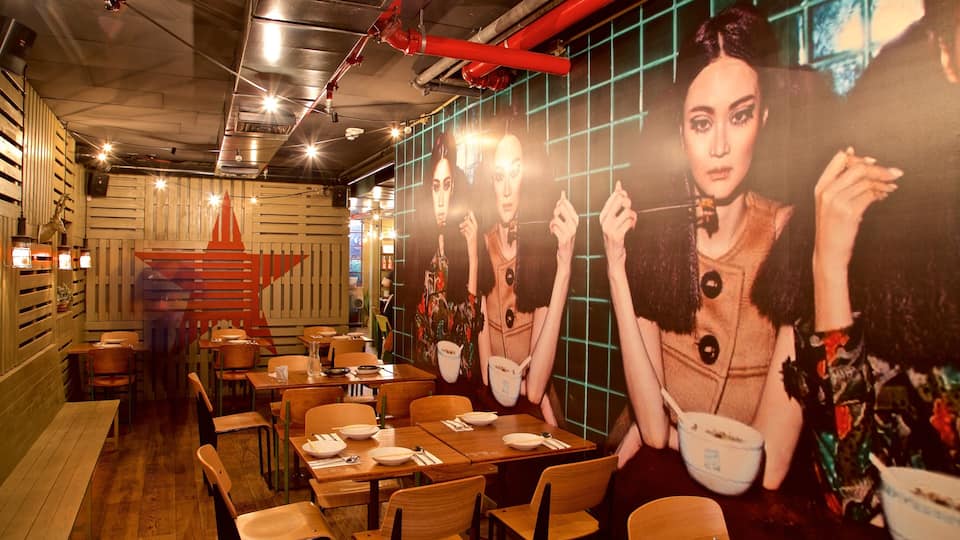 Florentin which includes art and interior views