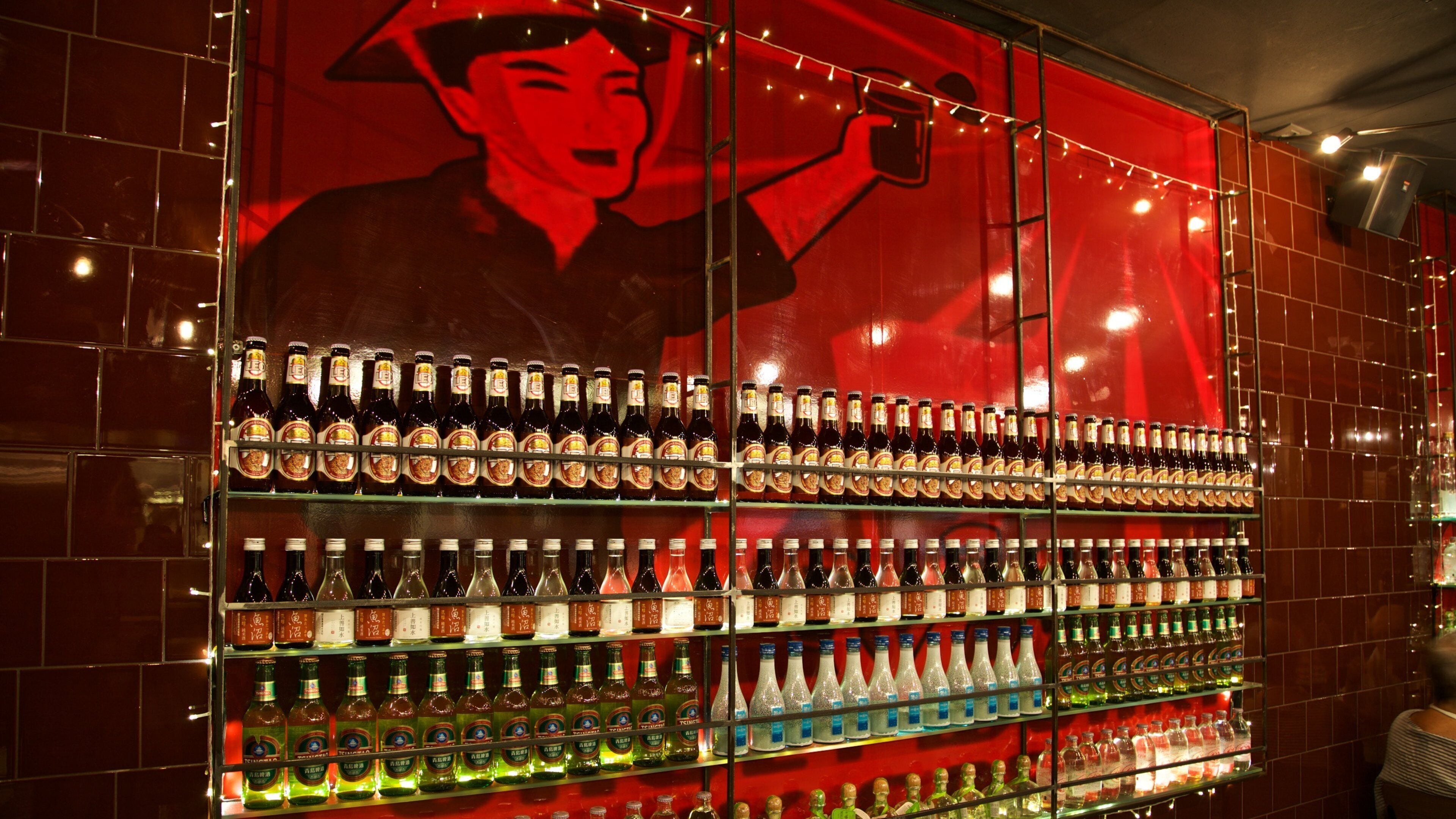 Florentin mostrando vistas de interior, bebidas y arte