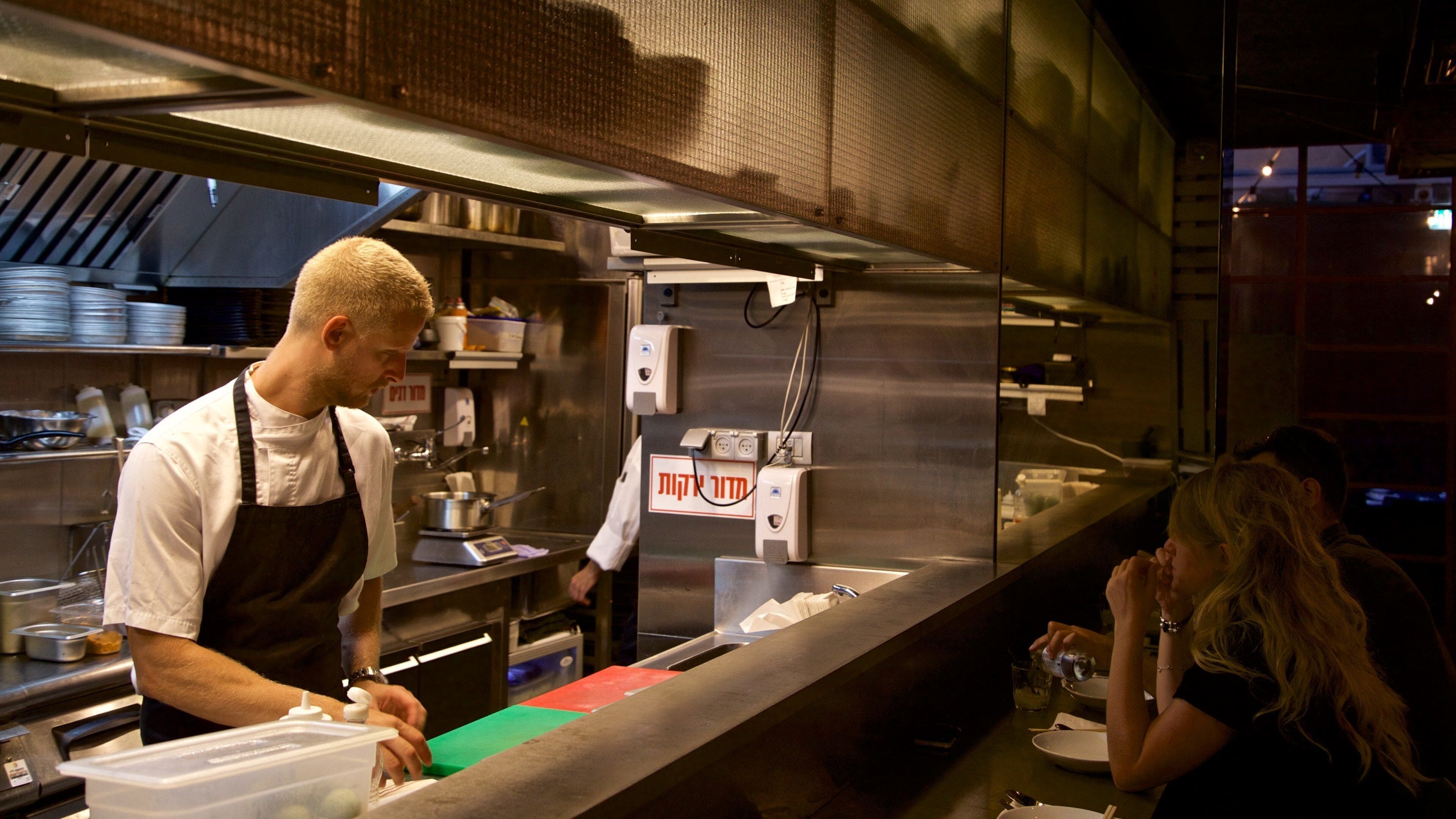 Florentin mettant en vedette dîner en ville et vues intérieures aussi bien que homme
