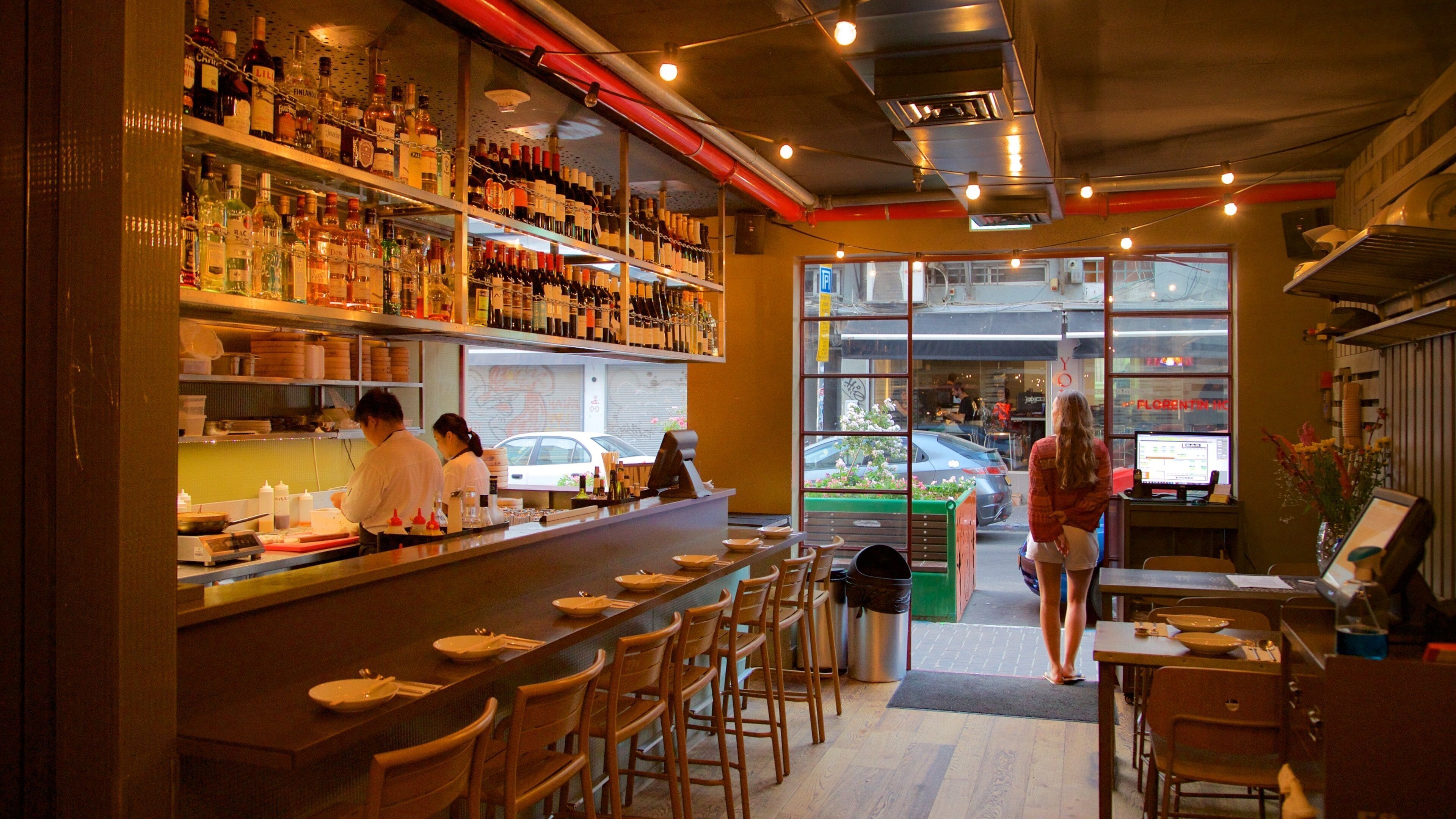 Florentin mostrando vistas de interior y un bar y también un grupo pequeño de personas