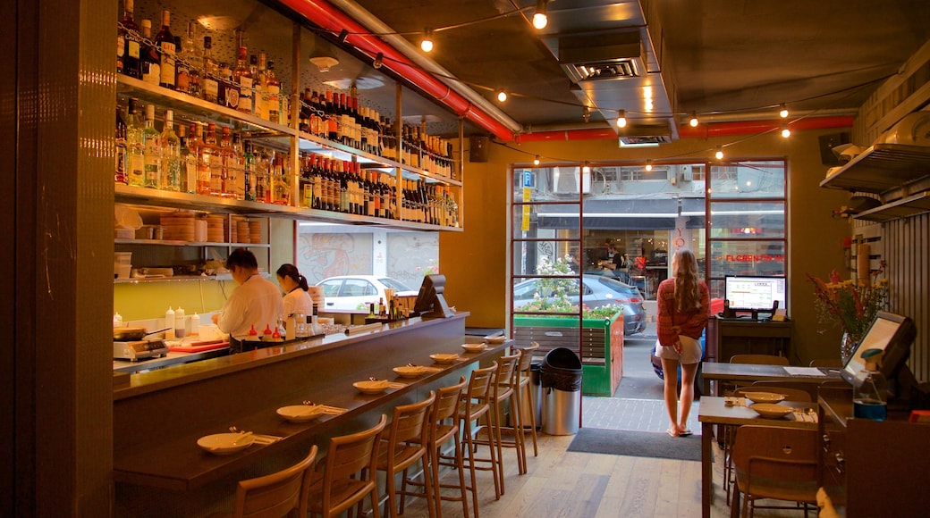 Florentin mostrando vistas de interior y un bar y también un grupo pequeño de personas