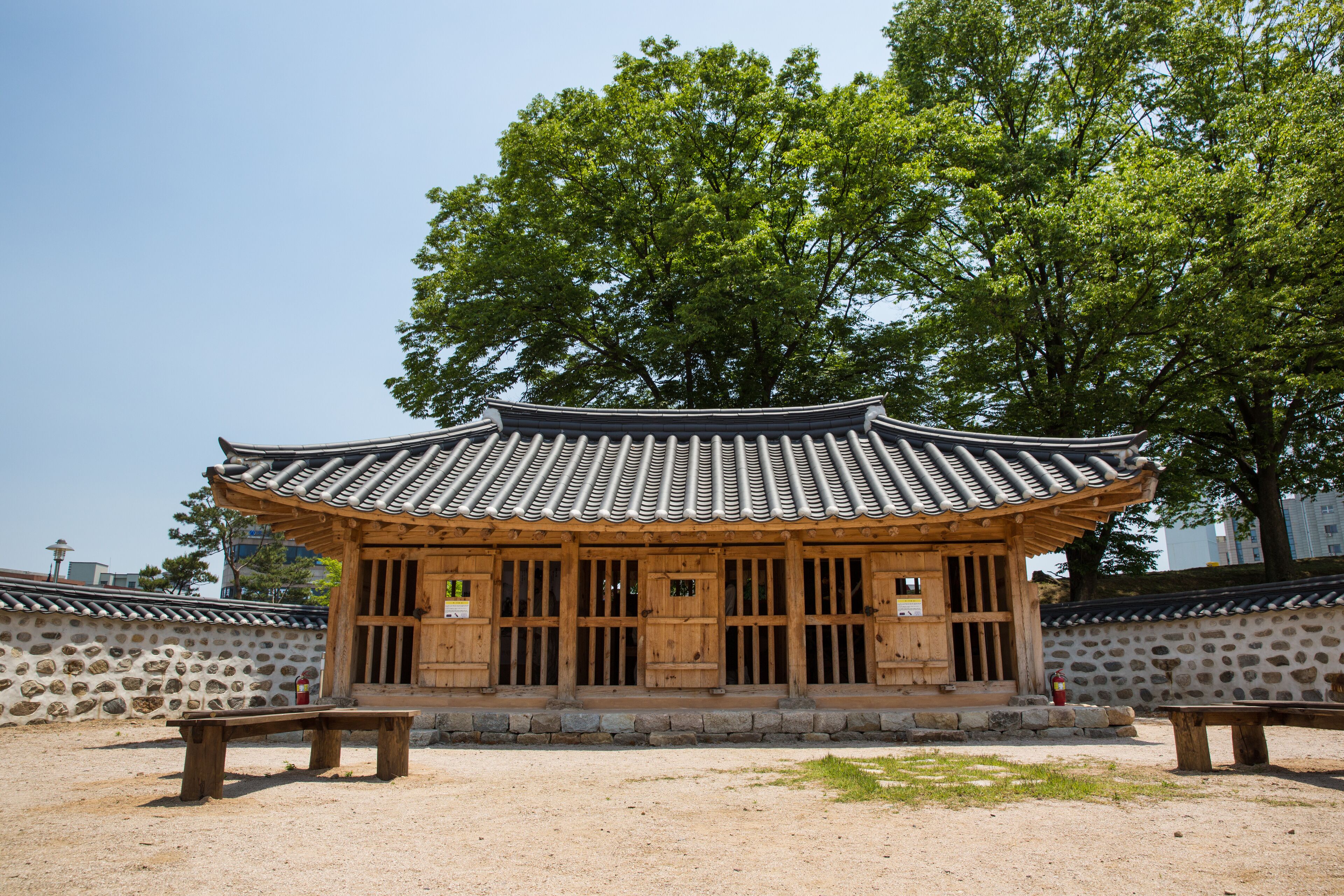 Hongju eupseong is a town castle from the Joseon Dynasty.