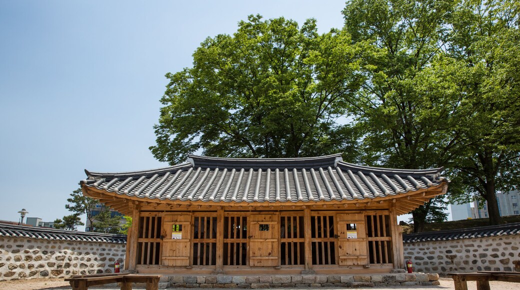 Hongju eupseong is a town castle from the Joseon Dynasty.
